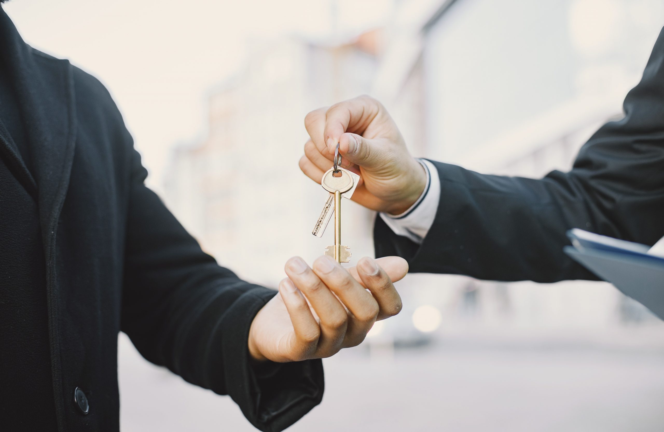 handing-keys-prostooleh